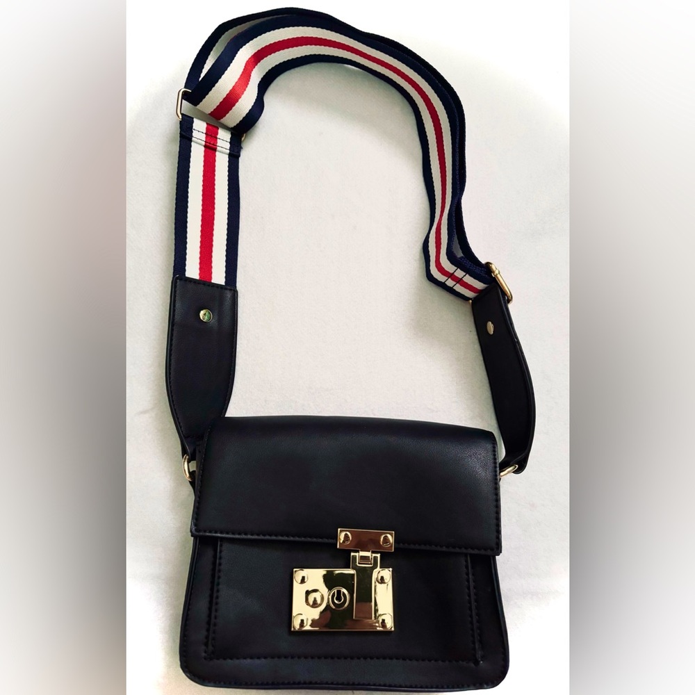 Forever 21 • Black faux leather purse with striped bag strap 💙🖤❤️